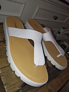 Chatties Woman's Top Off white split-toe flat slide sandals Size 9/10